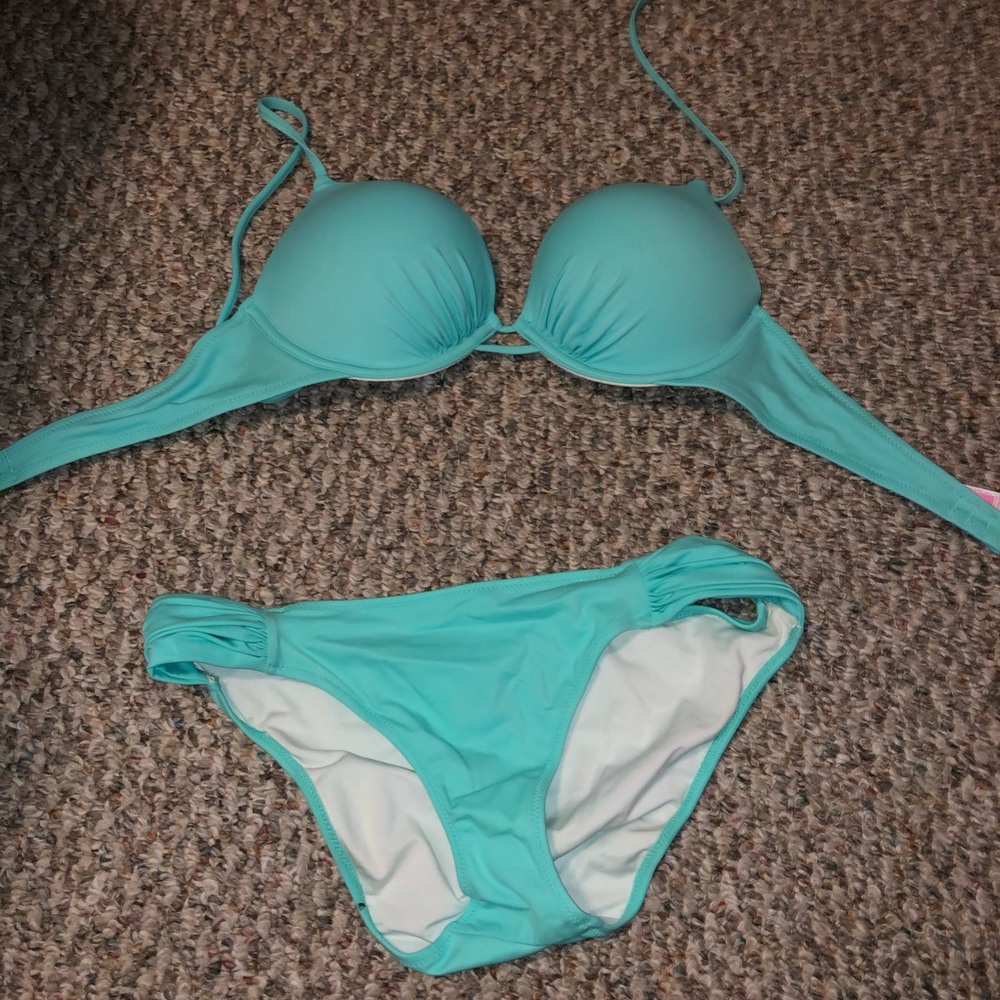 Victoria’s Secret bombshell bikini M 34B